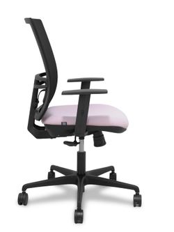 Modelo Yunquera - Silla de oficina ergonómica con mecanismo sincro, brazos regulables y ajustable en altura - Respaldo de malla transpirable en color negro y asiento tapizados en tejido BALI color rosa.