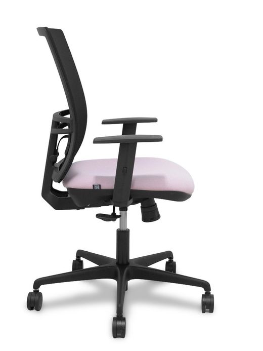Modelo Yunquera - Silla de oficina ergonómica con mecanismo sincro, brazos regulables y ajustable en altura - Respaldo de malla transpirable en color negro y asiento tapizados en tejido BALI color rosa.
