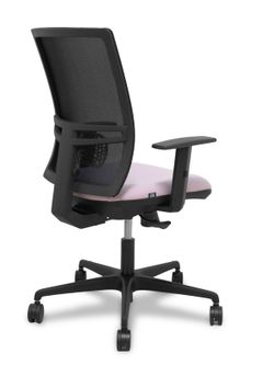 Modelo Yunquera - Silla de oficina ergonómica con mecanismo sincro, brazos regulables y ajustable en altura - Respaldo de malla transpirable en color negro y asiento tapizados en tejido BALI color rosa.
