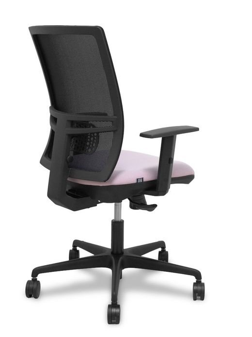 Modelo Yunquera - Silla de oficina ergonómica con mecanismo sincro, brazos regulables y ajustable en altura - Respaldo de malla transpirable en color negro y asiento tapizados en tejido BALI color rosa.