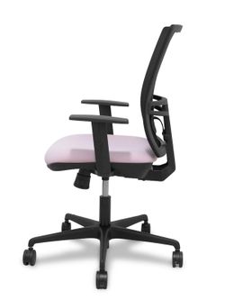 Modelo Yunquera - Silla de oficina ergonómica con mecanismo sincro, brazos regulables y ajustable en altura - Respaldo de malla transpirable en color negro y asiento tapizados en tejido BALI color rosa.