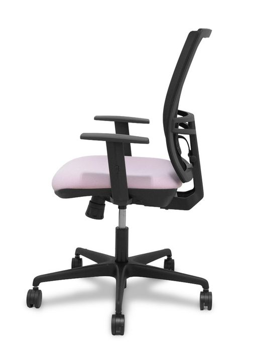 Modelo Yunquera - Silla de oficina ergonómica con mecanismo sincro, brazos regulables y ajustable en altura - Respaldo de malla transpirable en color negro y asiento tapizados en tejido BALI color rosa.