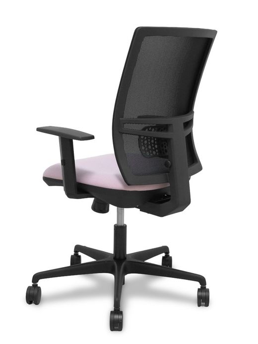 Modelo Yunquera - Silla de oficina ergonómica con mecanismo sincro, brazos regulables y ajustable en altura - Respaldo de malla transpirable en color negro y asiento tapizados en tejido BALI color rosa.