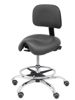 Modelo Zarza -Taburete clínico ergonómico con mecanismo asincro, regulable en altura y ruedas de parqué - Base cromada. Aro reposapiés regulable y cromado. Asiento y respaldo tapizados en tejido similpiel color gris oscuro.