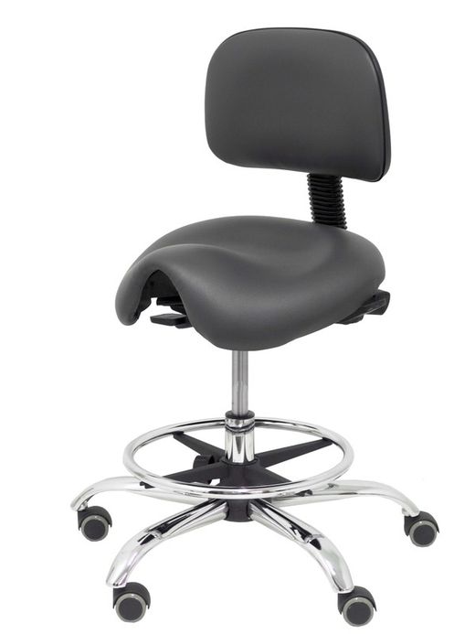 Modelo Zarza -Taburete clínico ergonómico con mecanismo asincro, regulable en altura y ruedas de parqué - Base cromada. Aro reposapiés regulable y cromado. Asiento y respaldo tapizados en tejido similpiel color gris oscuro.