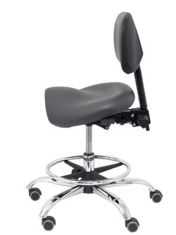 Modelo Zarza -Taburete clínico ergonómico con mecanismo asincro, regulable en altura y ruedas de parqué - Base cromada. Aro reposapiés regulable y cromado. Asiento y respaldo tapizados en tejido similpiel color gris oscuro.