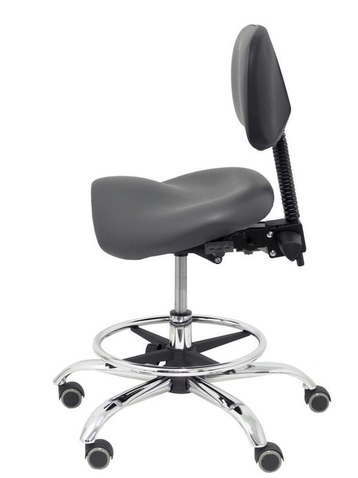 Modelo Zarza -Taburete clínico ergonómico con mecanismo asincro, regulable en altura y ruedas de parqué - Base cromada. Aro reposapiés regulable y cromado. Asiento y respaldo tapizados en tejido similpiel color gris oscuro.