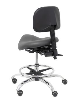 Modelo Zarza -Taburete clínico ergonómico con mecanismo asincro, regulable en altura y ruedas de parqué - Base cromada. Aro reposapiés regulable y cromado. Asiento y respaldo tapizados en tejido similpiel color gris oscuro.