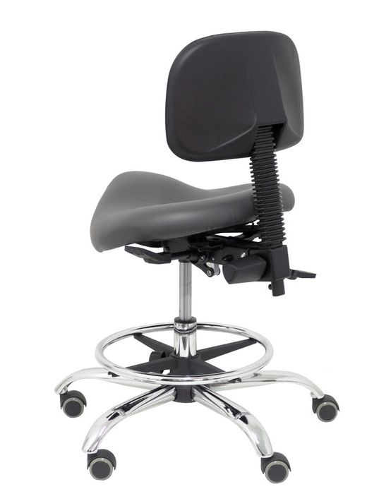 Modelo Zarza -Taburete clínico ergonómico con mecanismo asincro, regulable en altura y ruedas de parqué - Base cromada. Aro reposapiés regulable y cromado. Asiento y respaldo tapizados en tejido similpiel color gris oscuro.