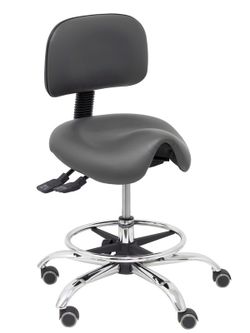 Modelo Zarza -Taburete clínico ergonómico con mecanismo asincro, regulable en altura y ruedas de parqué - Base cromada. Aro reposapiés regulable y cromado. Asiento y respaldo tapizados en tejido similpiel color gris oscuro.