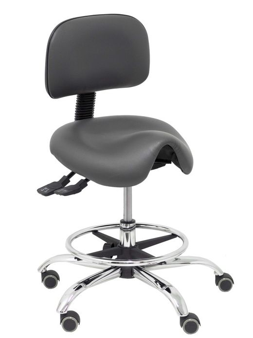Modelo Zarza -Taburete clínico ergonómico con mecanismo asincro, regulable en altura y ruedas de parqué - Base cromada. Aro reposapiés regulable y cromado. Asiento y respaldo tapizados en tejido similpiel color gris oscuro.