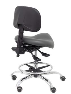 Modelo Zarza -Taburete clínico ergonómico con mecanismo asincro, regulable en altura y ruedas de parqué - Base cromada. Aro reposapiés regulable y cromado. Asiento y respaldo tapizados en tejido similpiel color gris oscuro.