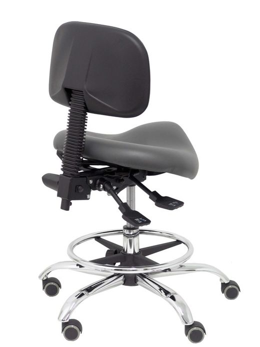 Modelo Zarza -Taburete clínico ergonómico con mecanismo asincro, regulable en altura y ruedas de parqué - Base cromada. Aro reposapiés regulable y cromado. Asiento y respaldo tapizados en tejido similpiel color gris oscuro.