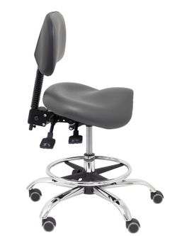 Modelo Zarza -Taburete clínico ergonómico con mecanismo asincro, regulable en altura y ruedas de parqué - Base cromada. Aro reposapiés regulable y cromado. Asiento y respaldo tapizados en tejido similpiel color gris oscuro.