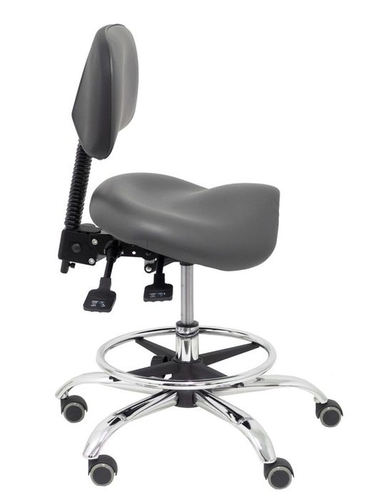 Modelo Zarza -Taburete clínico ergonómico con mecanismo asincro, regulable en altura y ruedas de parqué - Base cromada. Aro reposapiés regulable y cromado. Asiento y respaldo tapizados en tejido similpiel color gris oscuro.
