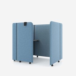 Oficina compacta modelo Brainy - Cubículo de trabajo con escritorio incorporado. Plegable para que sea facil de guardar y con ruedas para facilitar el transporte. Tapizado en tejido recilcado, procedente de botellas, en color azul.