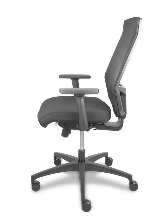 Silla de oficina ergonómica con mecanismo sincro con traslack, regulable en altura - Respaldo de malla y asiento tapizado en tejido polo color negro. Brazos regulables.