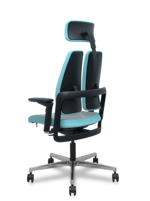Silla de oficina ergonómica, de alto diseño, con mecanismo X-MOVE en el respaldo, asiento tapizado en tejido era color gris combiando con azul y brazos regulables 4D.