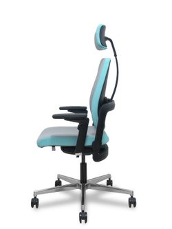 Silla de oficina ergonómica, de alto diseño, con mecanismo X-MOVE en el respaldo, asiento tapizado en tejido era color gris combiando con azul y brazos regulables 4D.