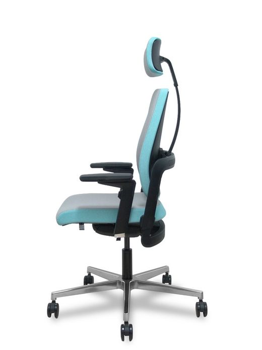 Silla de oficina ergonómica, de alto diseño, con mecanismo X-MOVE en el respaldo, asiento tapizado en tejido era color gris combiando con azul y brazos regulables 4D.