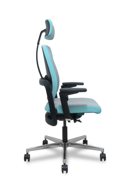 Silla de oficina ergonómica, de alto diseño, con mecanismo X-MOVE en el respaldo, asiento tapizado en tejido era color gris combiando con azul y brazos regulables 4D.