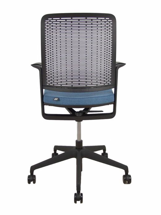 Silla dinámica de trabajo. Mecanismo de auto-tensión con ajuste automático de peso. Respaldo de poliamida perforado.