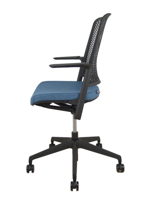 Silla dinámica de trabajo. Mecanismo de auto-tensión con ajuste automático de peso. Respaldo de poliamida perforado.