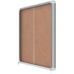 Vitrine NOBO Premium Plus com porta de correr fundo em cortiça 18 x folhas A4