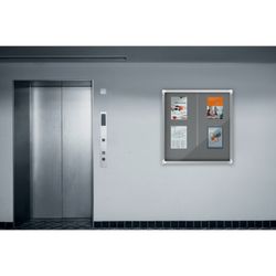 Vitrina NOBO Premium Plus com porta deslizante, fundo de feltro, folhas 18xA4, cinza